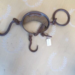 Stara waga sprężynowa.