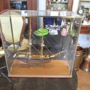 Model żaglowca w witrynce.