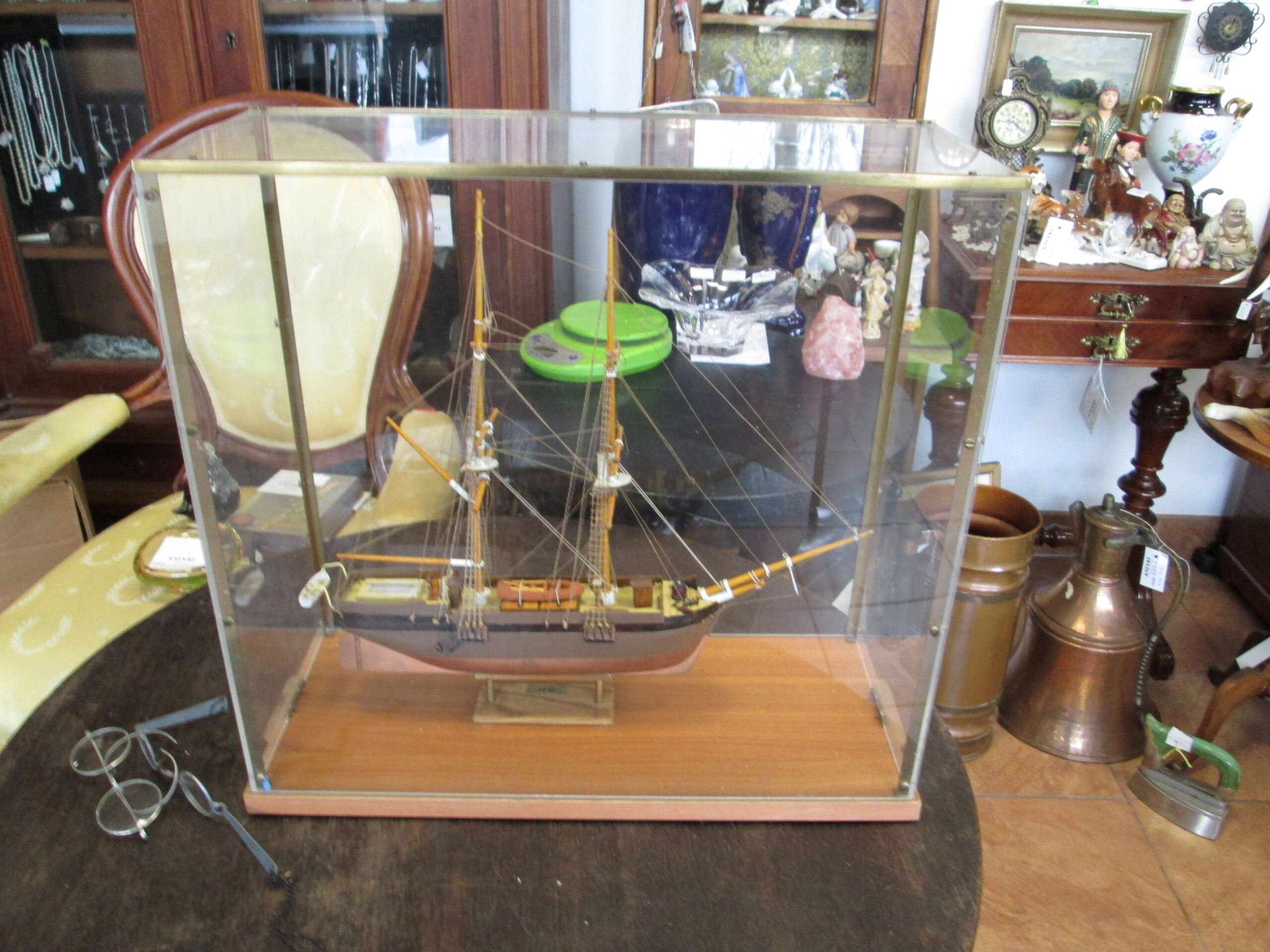 Model żaglowca w witrynce.