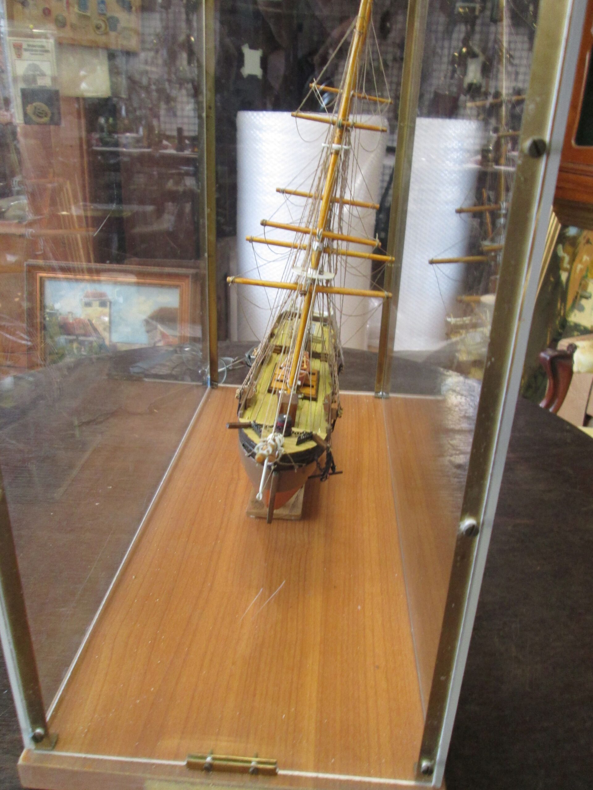 Model żaglowca w witrynce. - obrazek 3