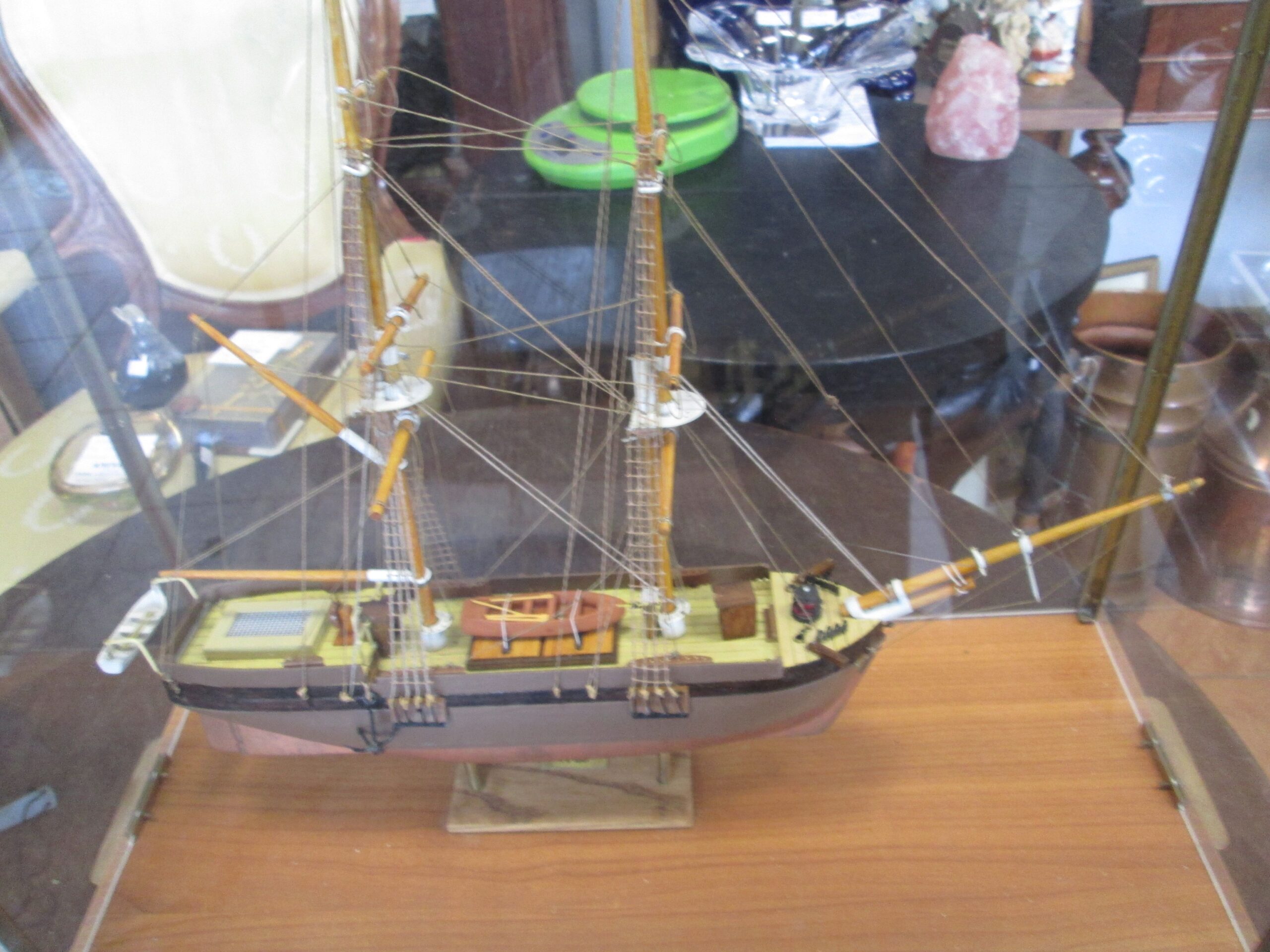 Model żaglowca w witrynce. - obrazek 4