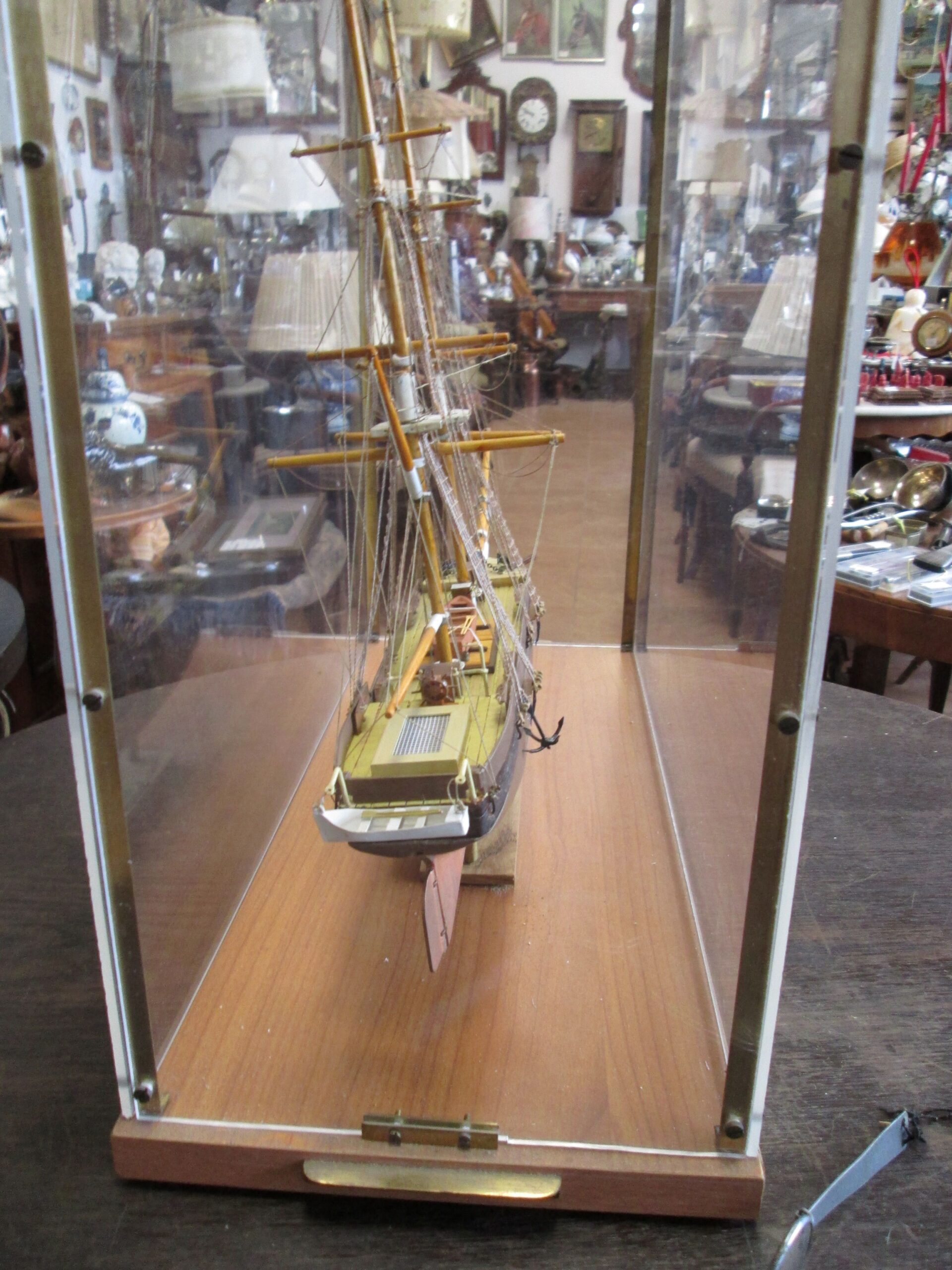 Model żaglowca w witrynce. - obrazek 5