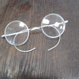 Stare okulary ze szkłami.