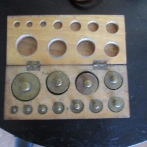 Zestaw odważników do wagi.