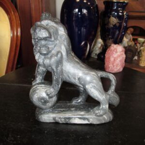 Figura Lwa z marmuru.