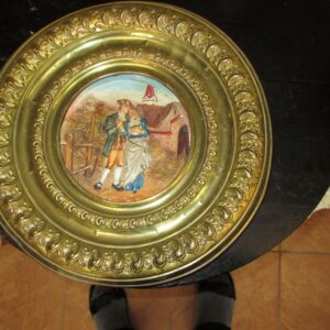 Stary włoska ceramika w mosiężnej ramie.