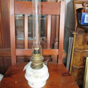 Porcelanowa lampa naftowa.