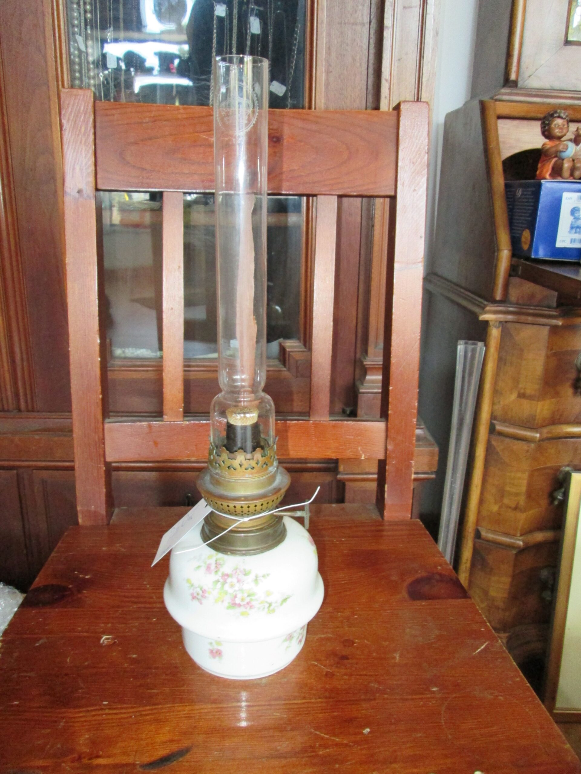 Porcelanowa lampa naftowa.