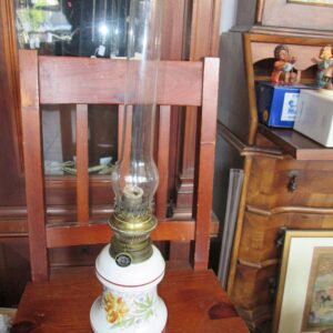 Porcelanowa lampa naftowa z lat 20-tych.