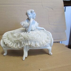 Figurka porcelanowa dama na sofie.Volkstedt.