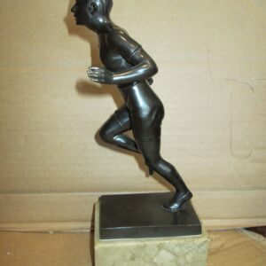 Figura biegacza z epoki Art Deko.