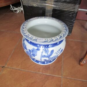 Niebieska osłonka donicy porcelanowa.