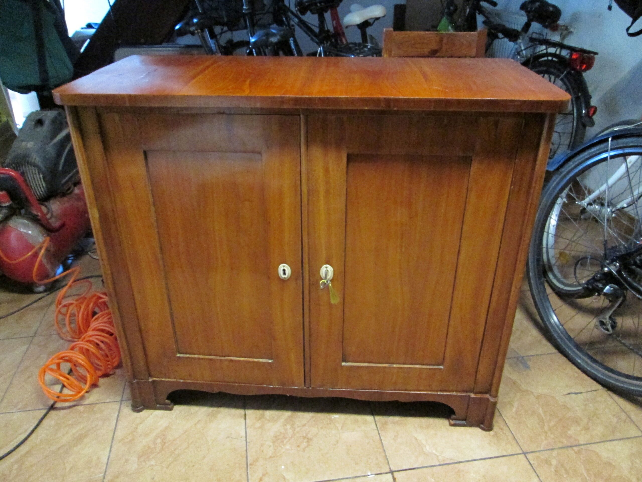 Komoda czereśniowa Biedermeier.