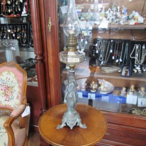 Lampa naftowa figuralna.