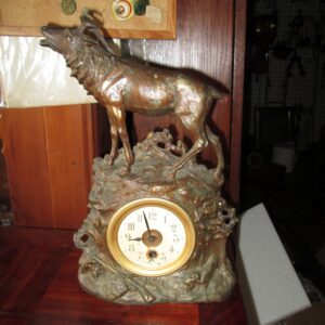Myśliwski zegar kominkowy z jeleniem.